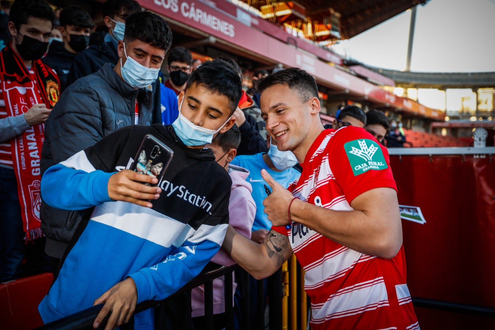 El centrocampista serbio del Granada posa de rojiblanco en su presentación oficial ante la afición.