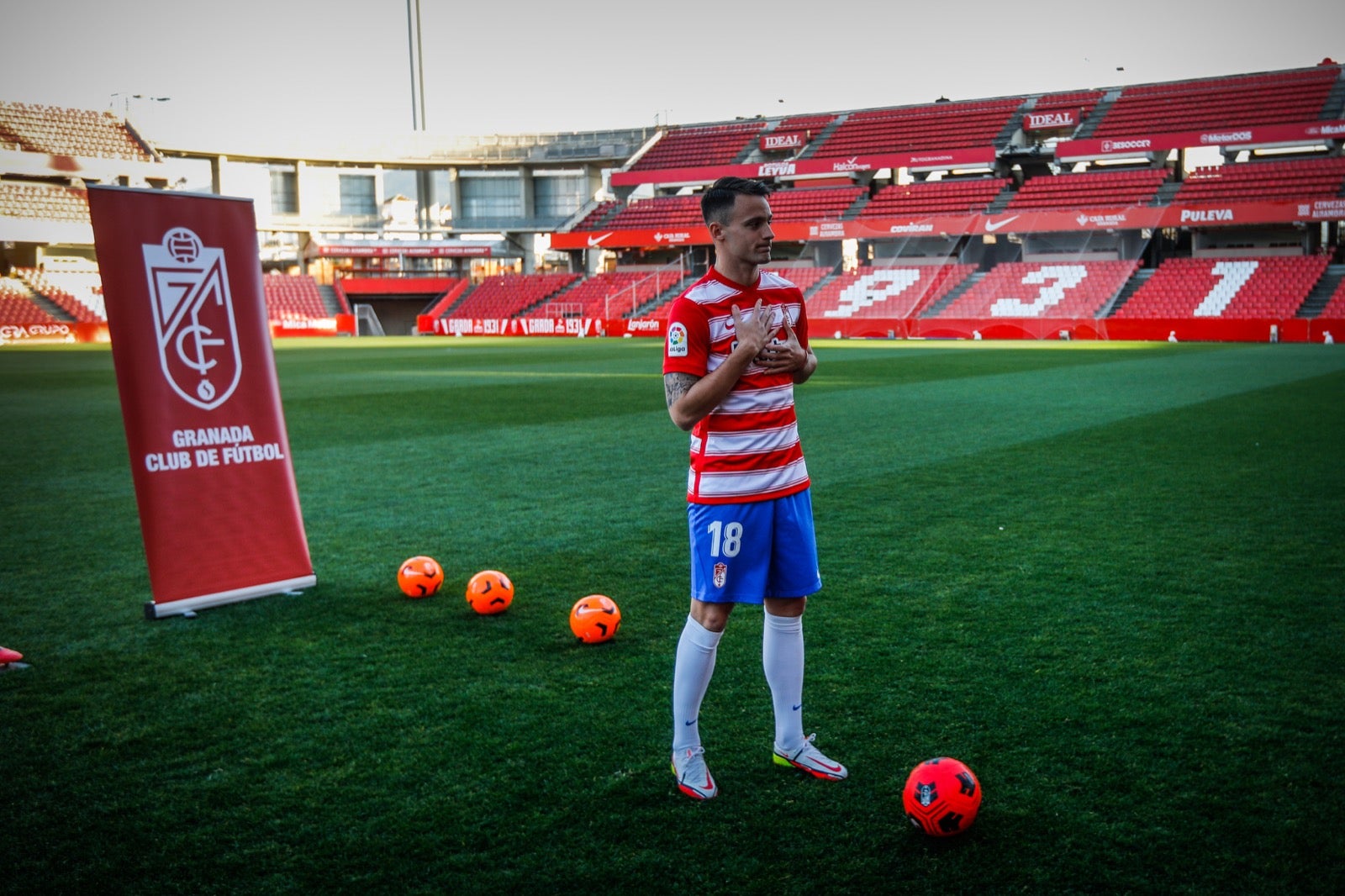 El centrocampista serbio del Granada posa de rojiblanco en su presentación oficial ante la afición.