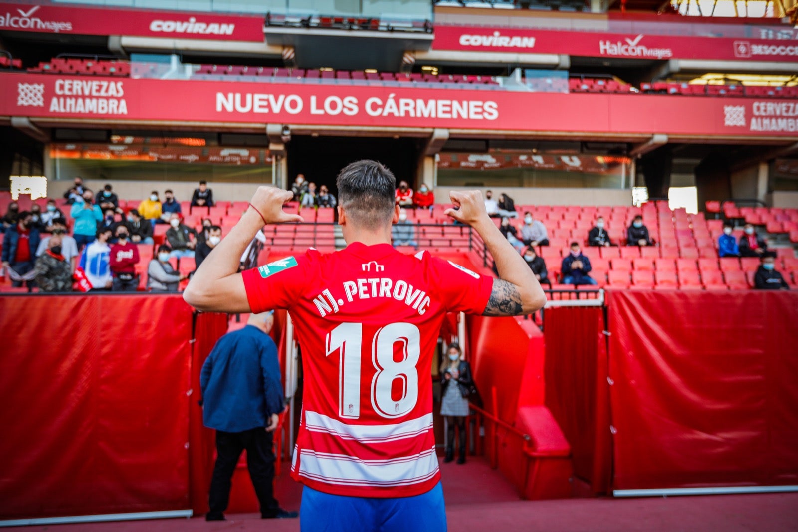 El centrocampista serbio del Granada posa de rojiblanco en su presentación oficial ante la afición.