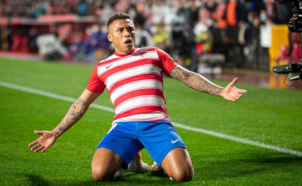 Machís celebra un gol en Los Cármenes. 