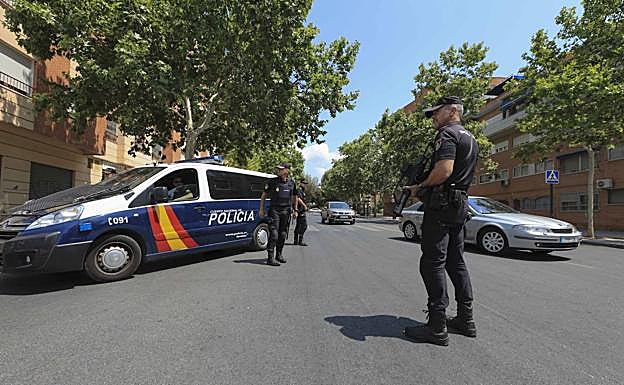 Un menor de 16 años recibe un balazo en una discusión en Granada y está en la UCI