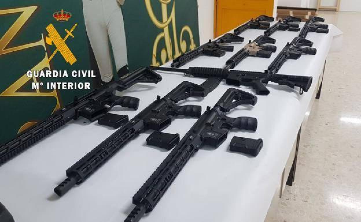 Armas incautadas en una operación de la Guardia Civil en el año 2020.