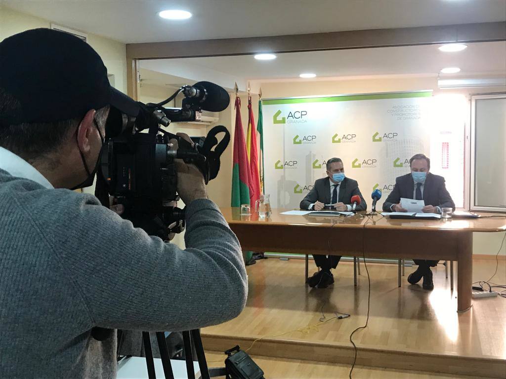 El presidente y el gerente de la Asociación de Constructores y Promotores de Granada, Juan de Dios Molinero y Francisco Martínez Cañavate, presentando los datos de obra pública. 