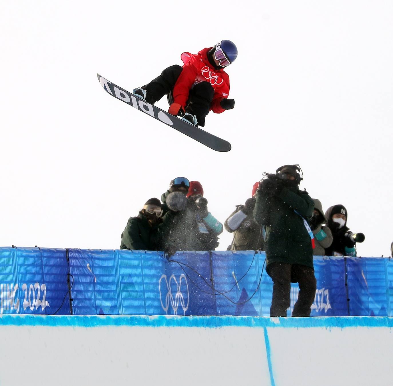 Queralt Castellet, durante el ejercicio que le ha valido la medalla de planta la final de snowboard halfpipe de los Juegos Olímpicos de Pekín 2022. 