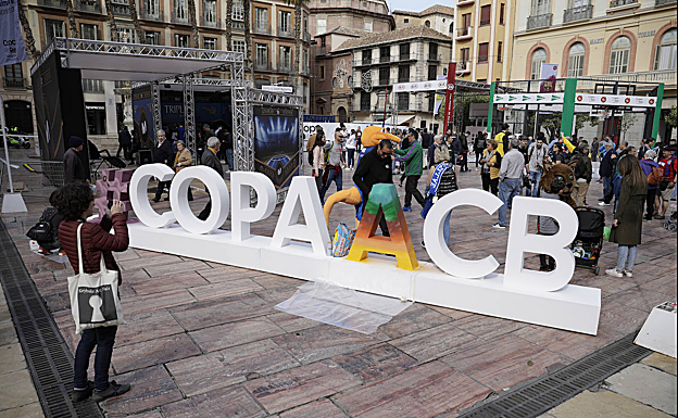Imagen principal - Imágenes de la Fan Zone que montó la ACB en Málaga en la Copa de 2020 con actividades que serán similares en Granada.