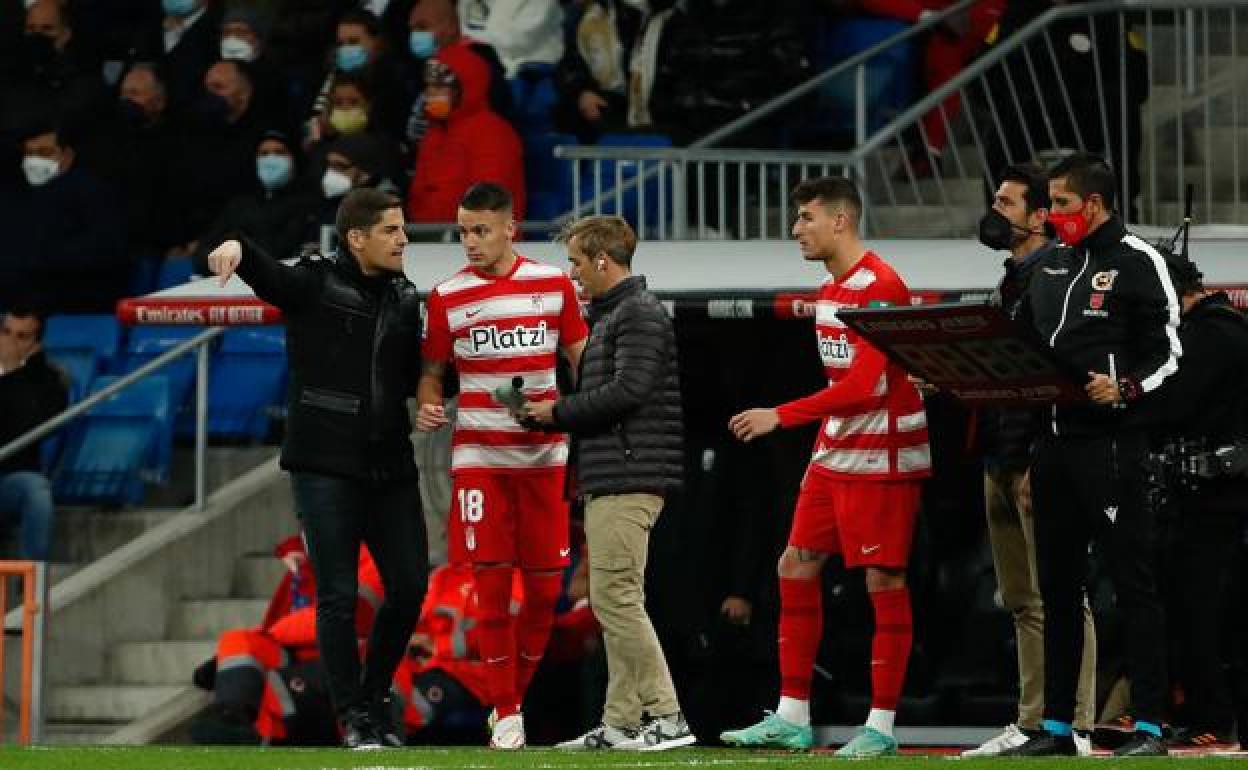 Robert Moreno da instrucciones a Petrovic antes de salir al Bernabéu. 