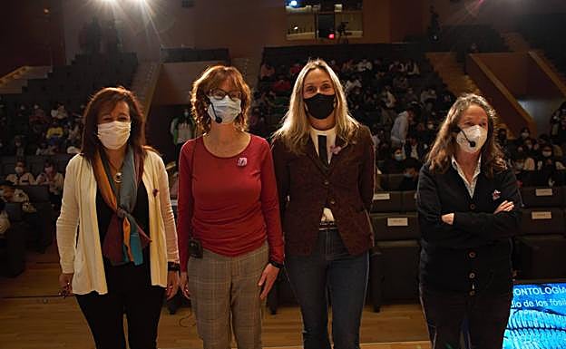 Las cuatro ponentes, en el auditorio del Parque de las Ciencias, lleno. 
