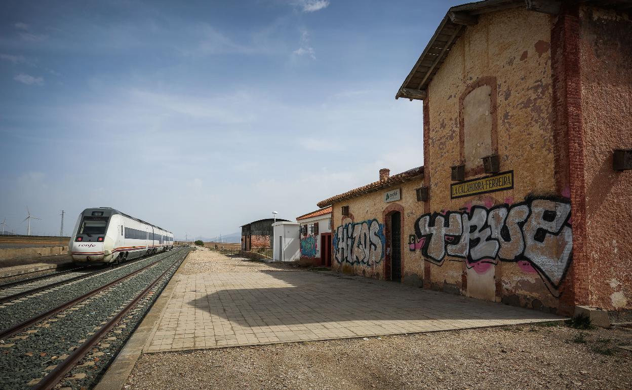 Un Media Distancia circula por la línea entre Almería y Granada a la altura d ela estación abandonada de La Calahorra-Ferreira. 