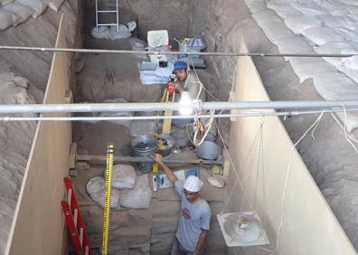 Imagen secundaria 1 - Mario junto al equipo de excavación del TISARP en Irán.