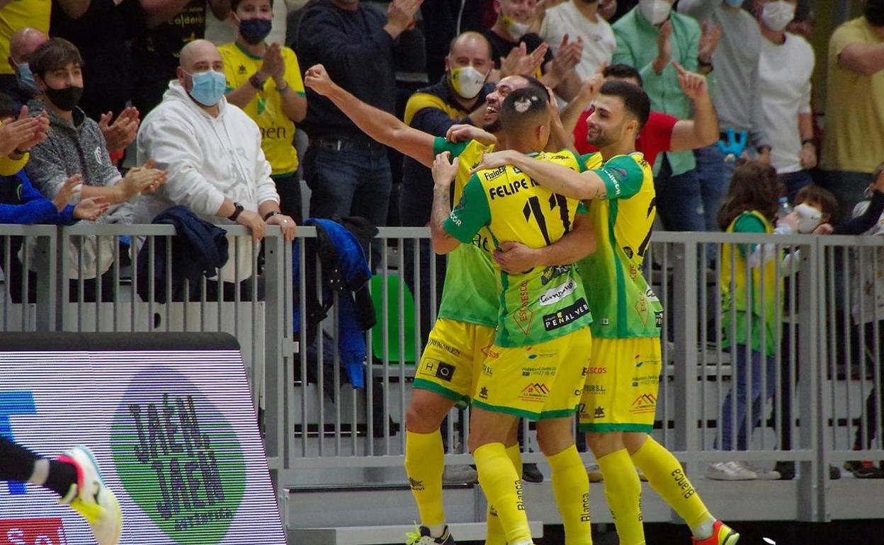 Los jugadores celebrando. 