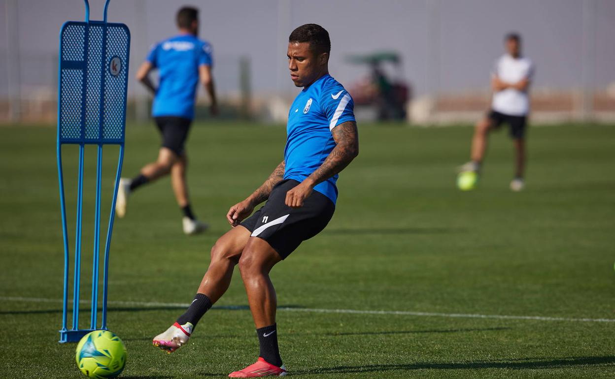 Machís golpea un balón en un entrenamiento anterior. 