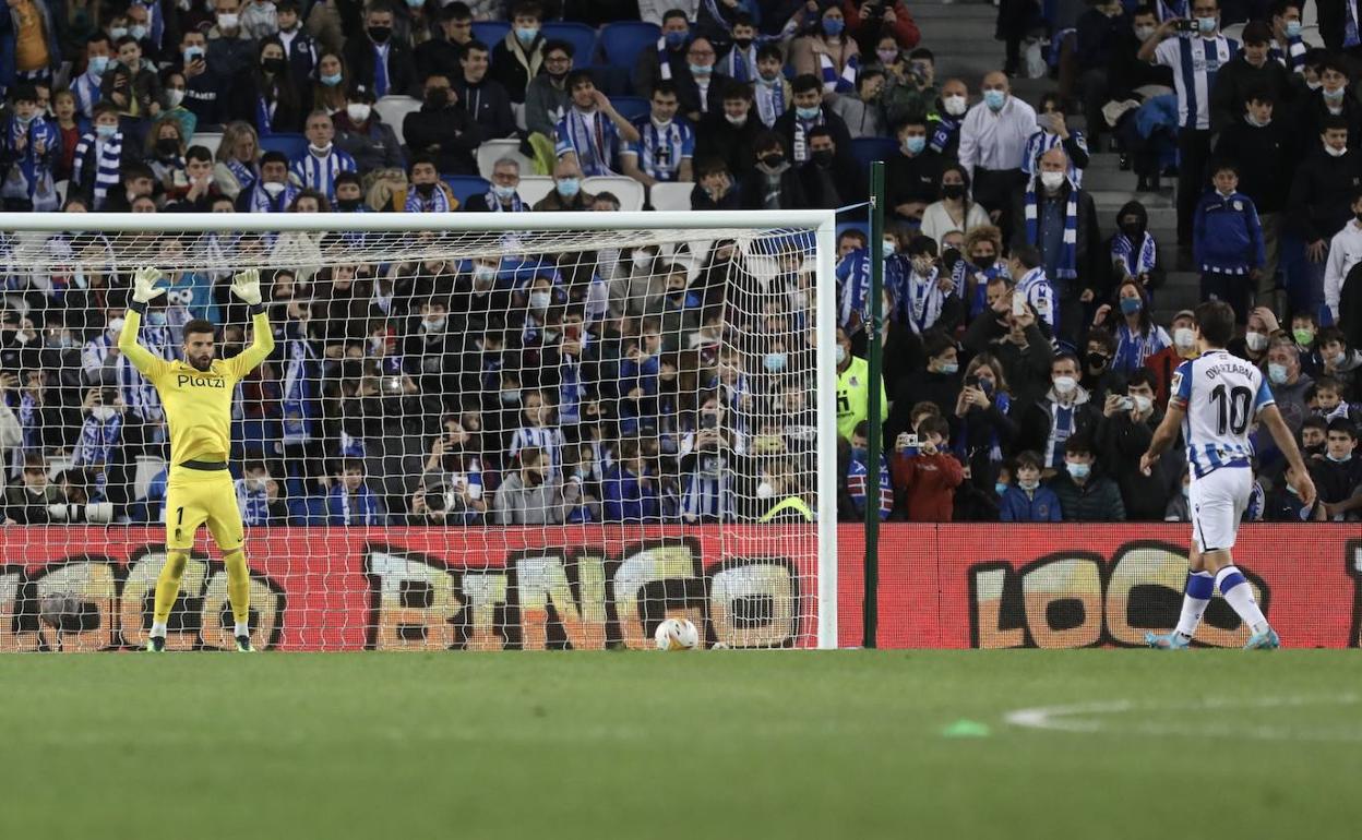 Oyarzabal camina con calma hacia el punto de penalti. Maximiano, al fondo, trata de distraerlo. 