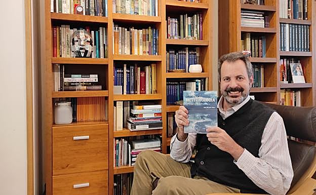 José Miguel Viñas junto a la nueva edición de su libro.