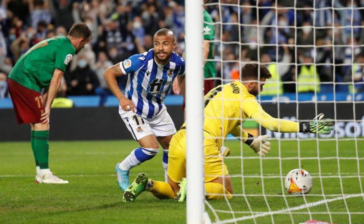 Rafael celebra el segundo tanto de la Real. 