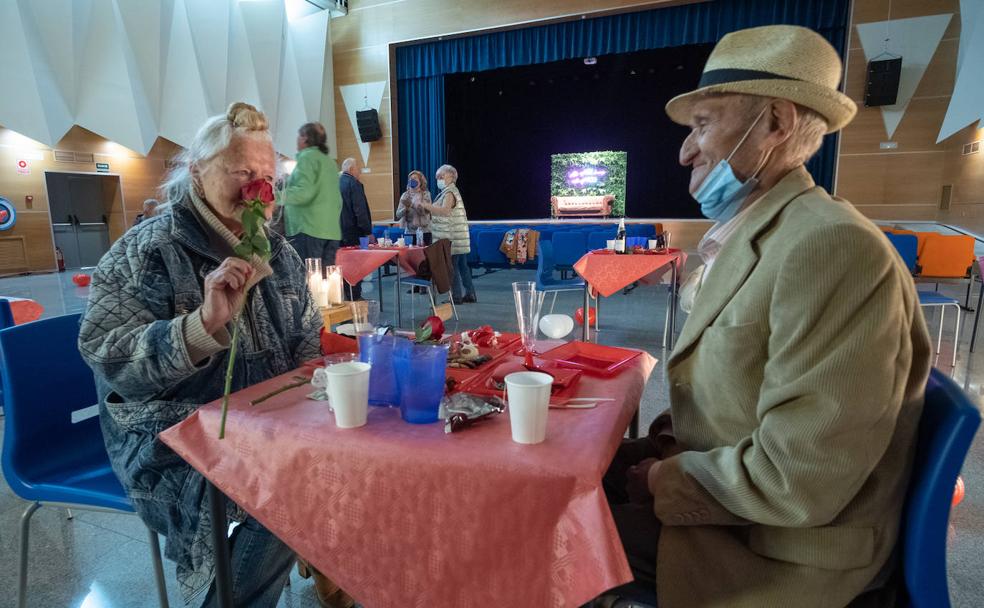 Una pareja entre cafés y rosas en el 'First Dates' organizado por Churriana de la Vega.
