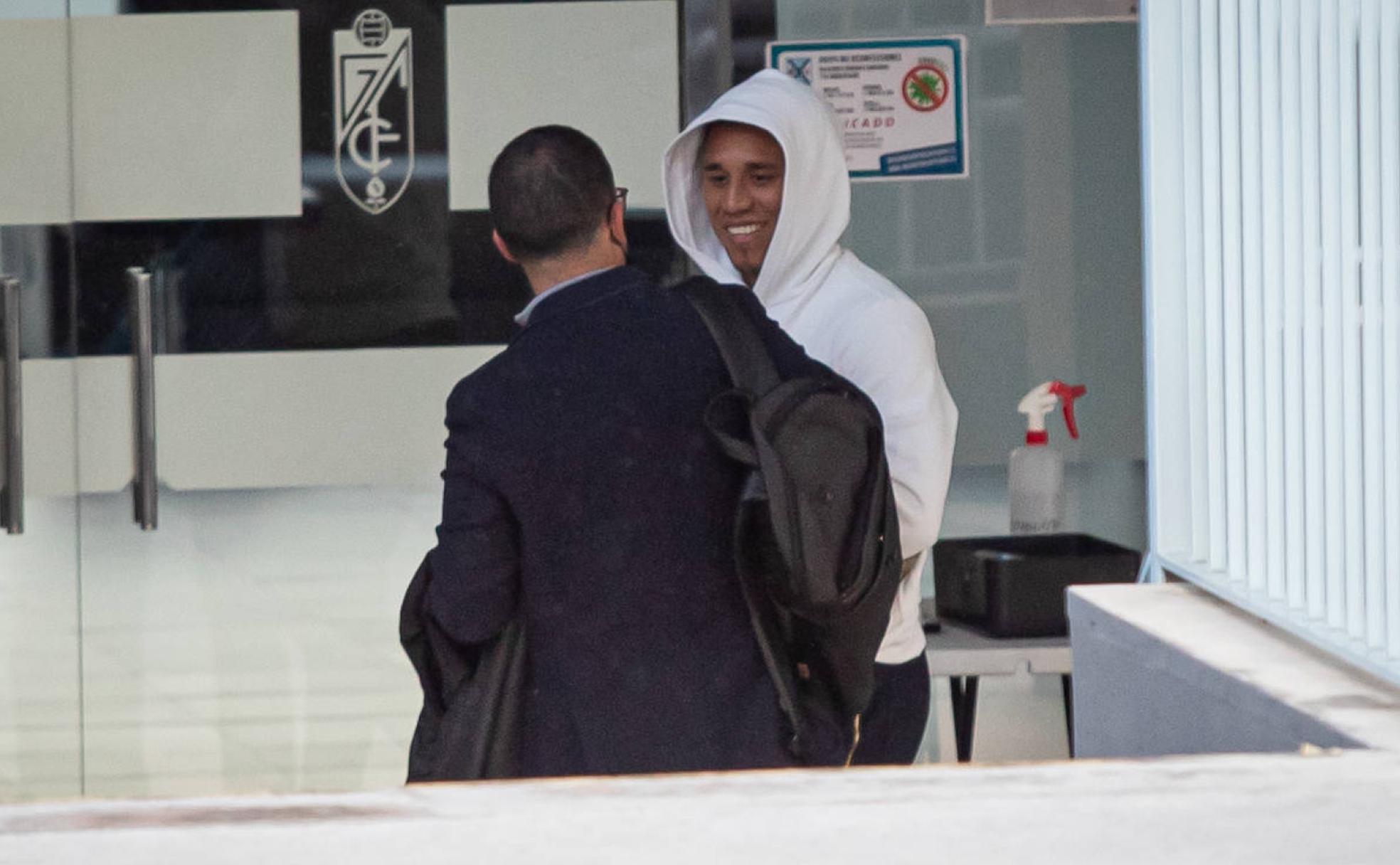 Darwin Machís es recibido con cariño por el secretario técnico, David Comamala, en la Ciudad Deportiva.