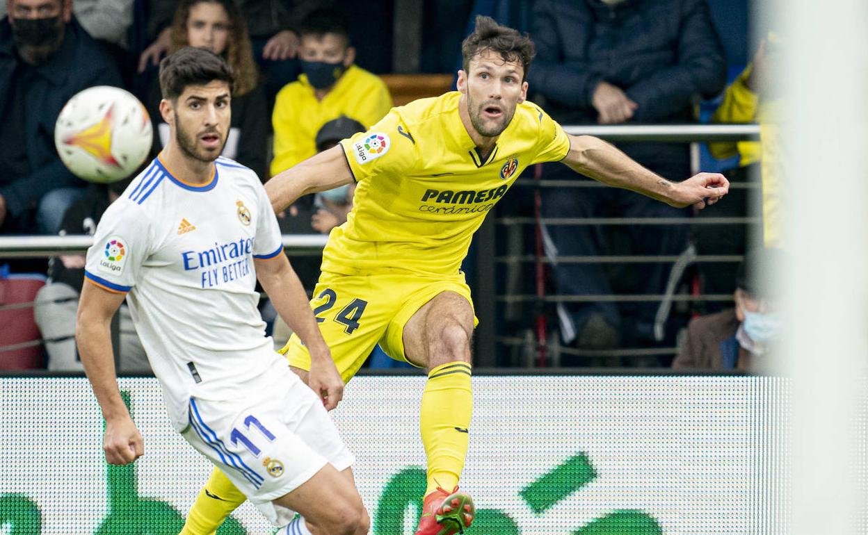 Alfonso Pedraza cuelga un centro ante Marco Asensio. 