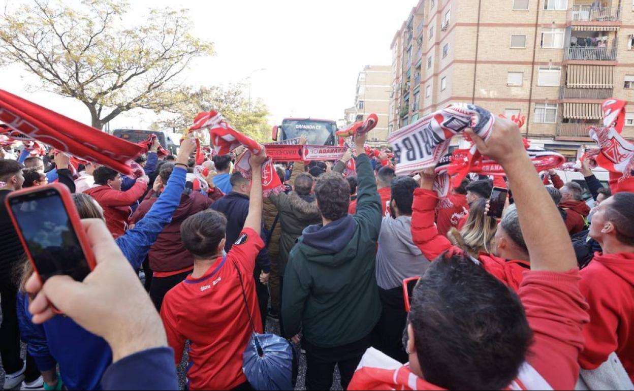 Recibimiento al Granada en los alrededores de Los Cármenes esta temporada. 