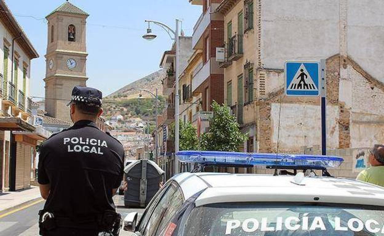 Imagen de un policía local, una de las profesiones incluidas.