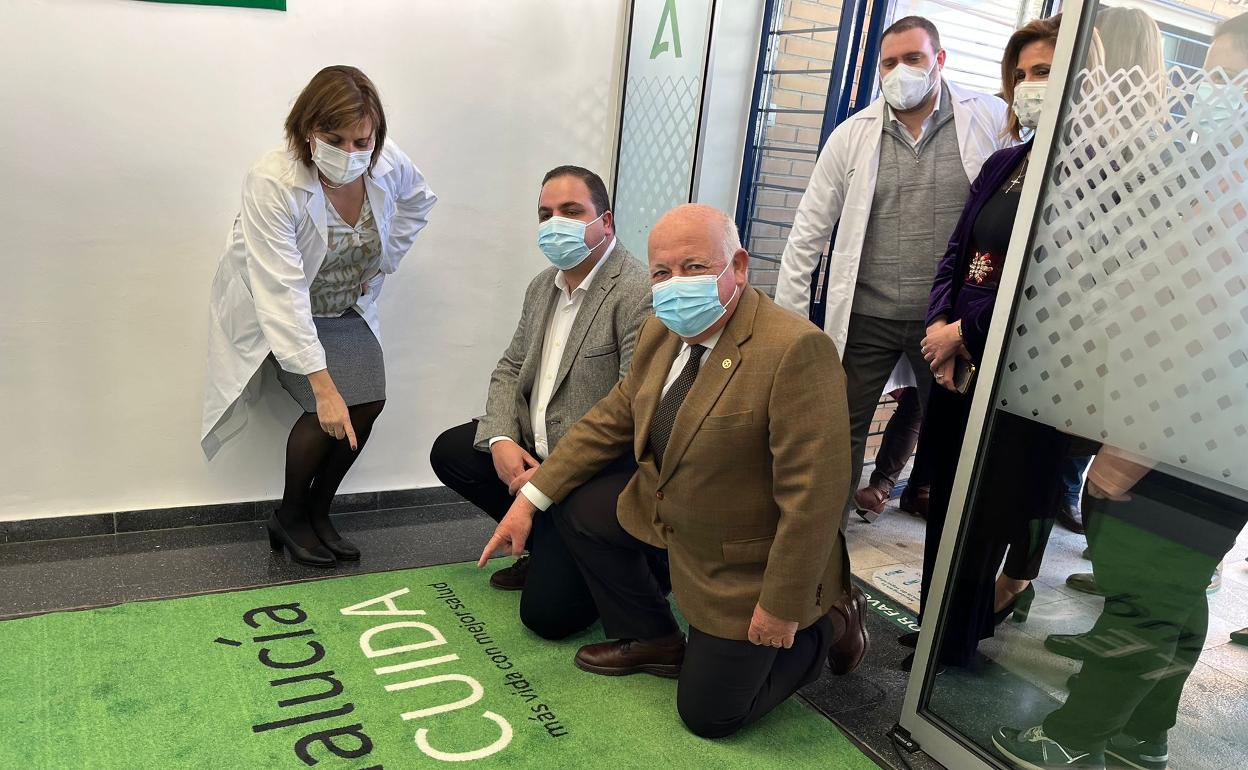 El consejero de Salud Jesús Aguirre en el centro de salud de Martos. 