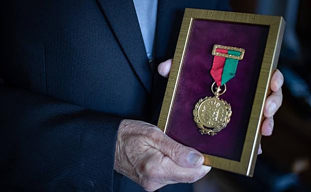 Enseñando la Medalla de Oro de Granada. 