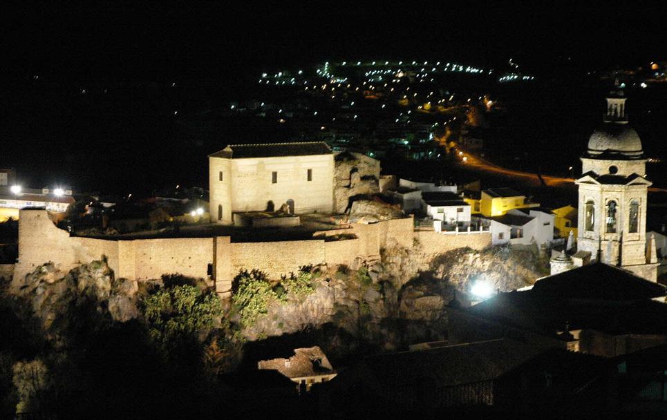 Vista nocturna de la Alcazaba de Loja.