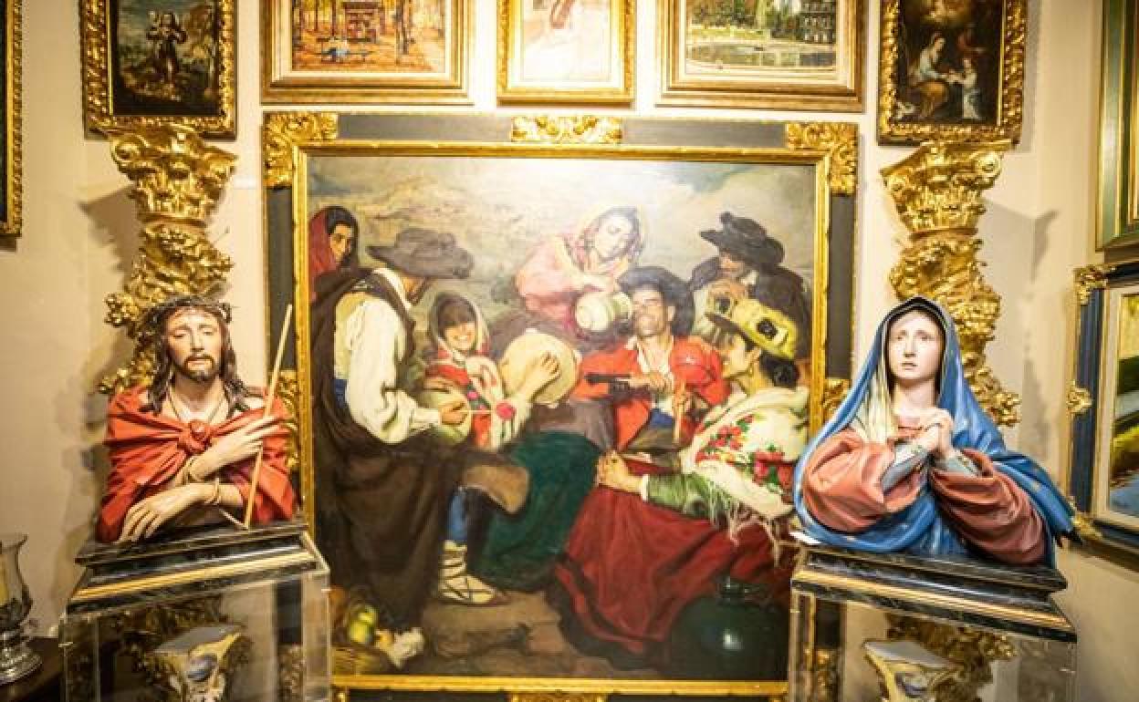 Rincón de Casa Ajsaris con dos obras de Pedro de Mena