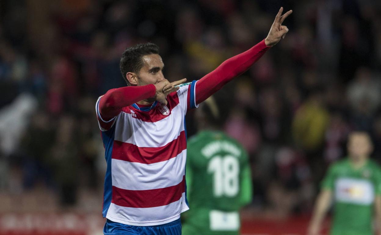 Ángel Montoro celebra un gol con el Granada. 