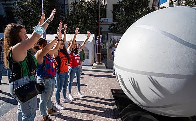 La Copa 'colorea' el Centro de Granada en la gran fiesta del baloncesto