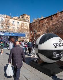 Imagen secundaria 2 - La Copa &#039;colorea&#039; el Centro de Granada en la gran fiesta del baloncesto