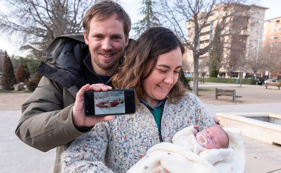 Barry sostiene el móvil con una imagen de Lucía en la incubadora, mientras que Rosario sostiene a la pequeña, que ha ganado peso en este mes y medio.