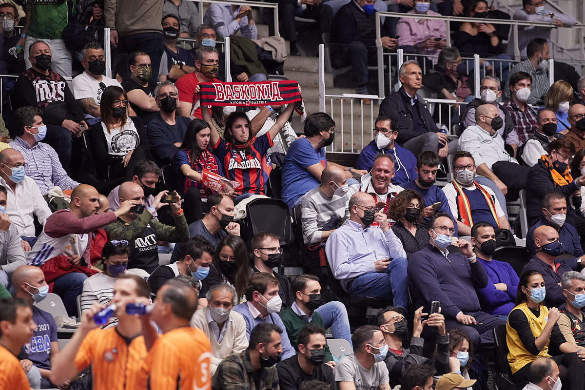 Las imágenes de las gradas del Palacio de los Deportes de Granada en el segundo encuentro de cuartos de final