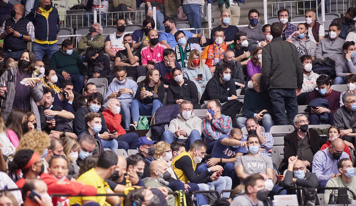 Las imágenes de las gradas del Palacio de los Deportes de Granada en el segundo encuentro de cuartos de final