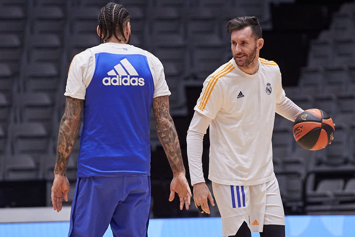 Los de Laso entrenan en la instalación del Zaidín antes del choque ante el Breogán Lugo