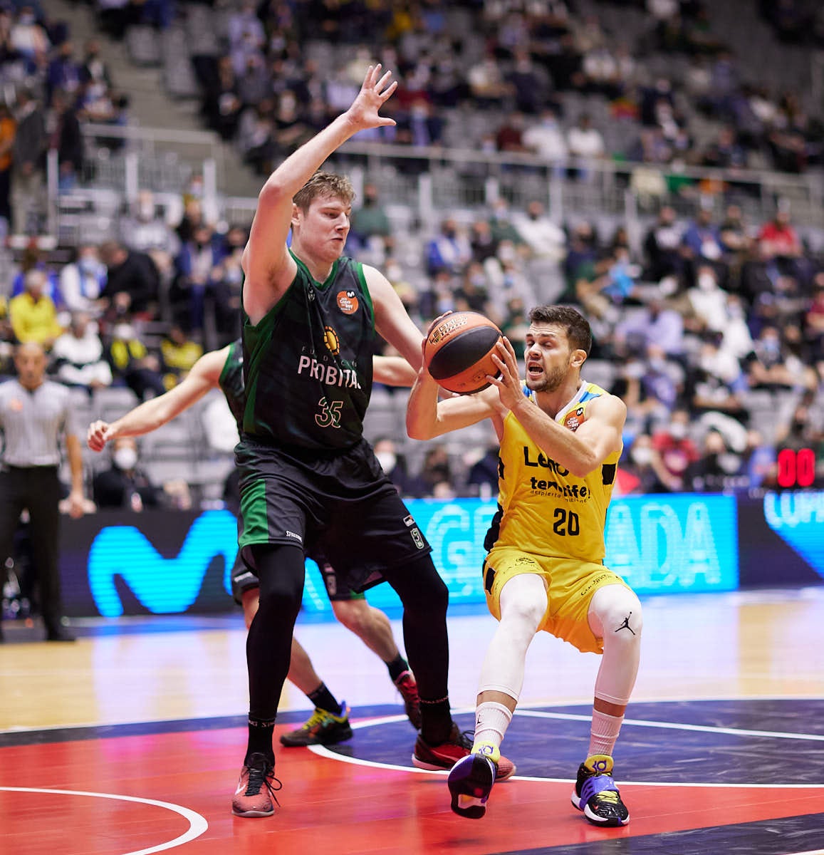 Todas las fotos del primer encuentro de cuartos de la Copa del Rey de Baloncesto que se celebra en Granada