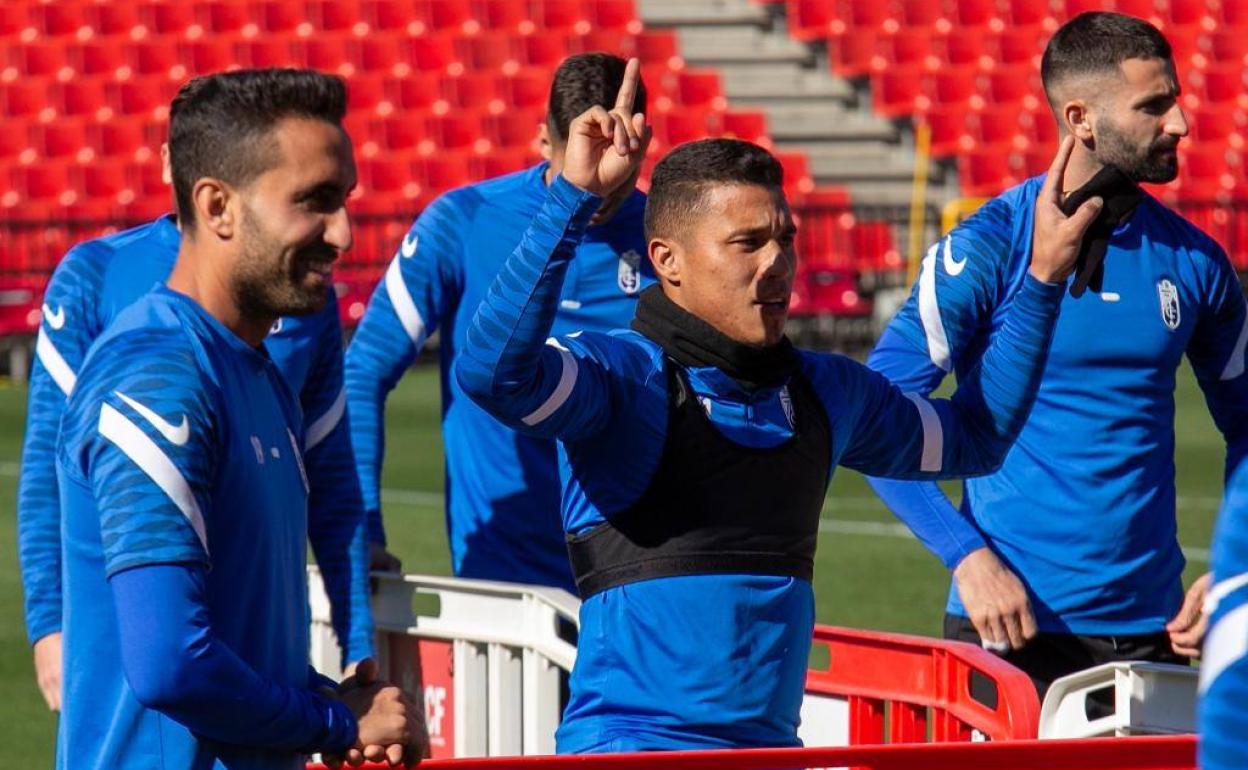 Darwin Machís bromea con sus compañeros al incorporarse al entrenamiento este viernes. 