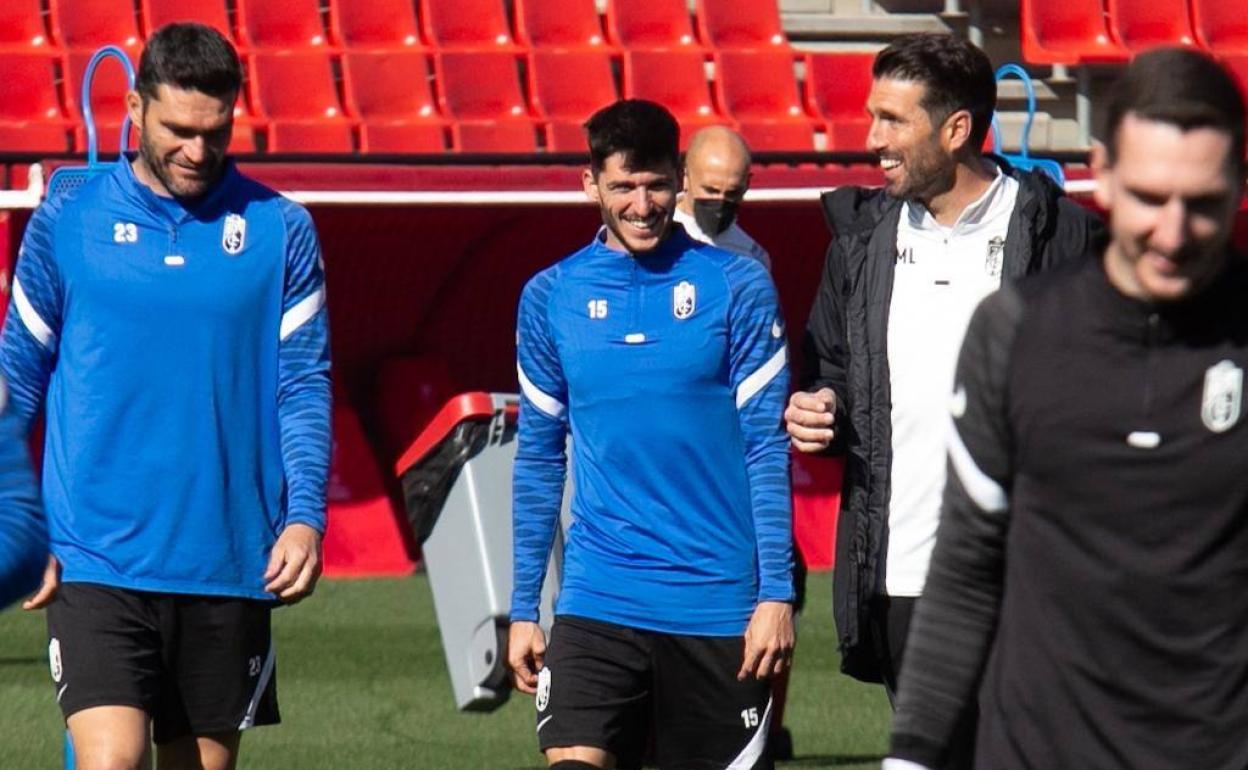 Carlos Neva, en el centro, acude sonriente al entrenamiento entre Jorge Molina y Manolo Lucena. 