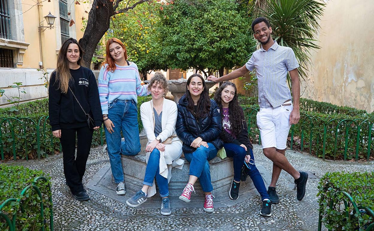 De izquierda a derecha, Ana, Catalina, Louise, Lucía, Emily y Sander. 