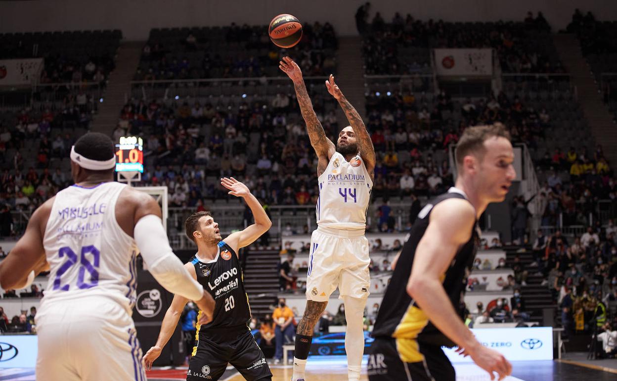 Jeff Taylor (44) lanza uno de sus triples durante el partido. 