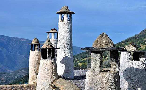 Capileira, el hermoso pueblo granadino de las chimeneas y los terraos