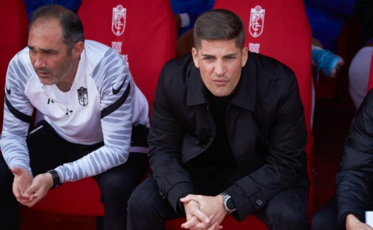 Robert Moreno, sentado en el banquillo junto al preparador físico Juanjo del Ojo. 