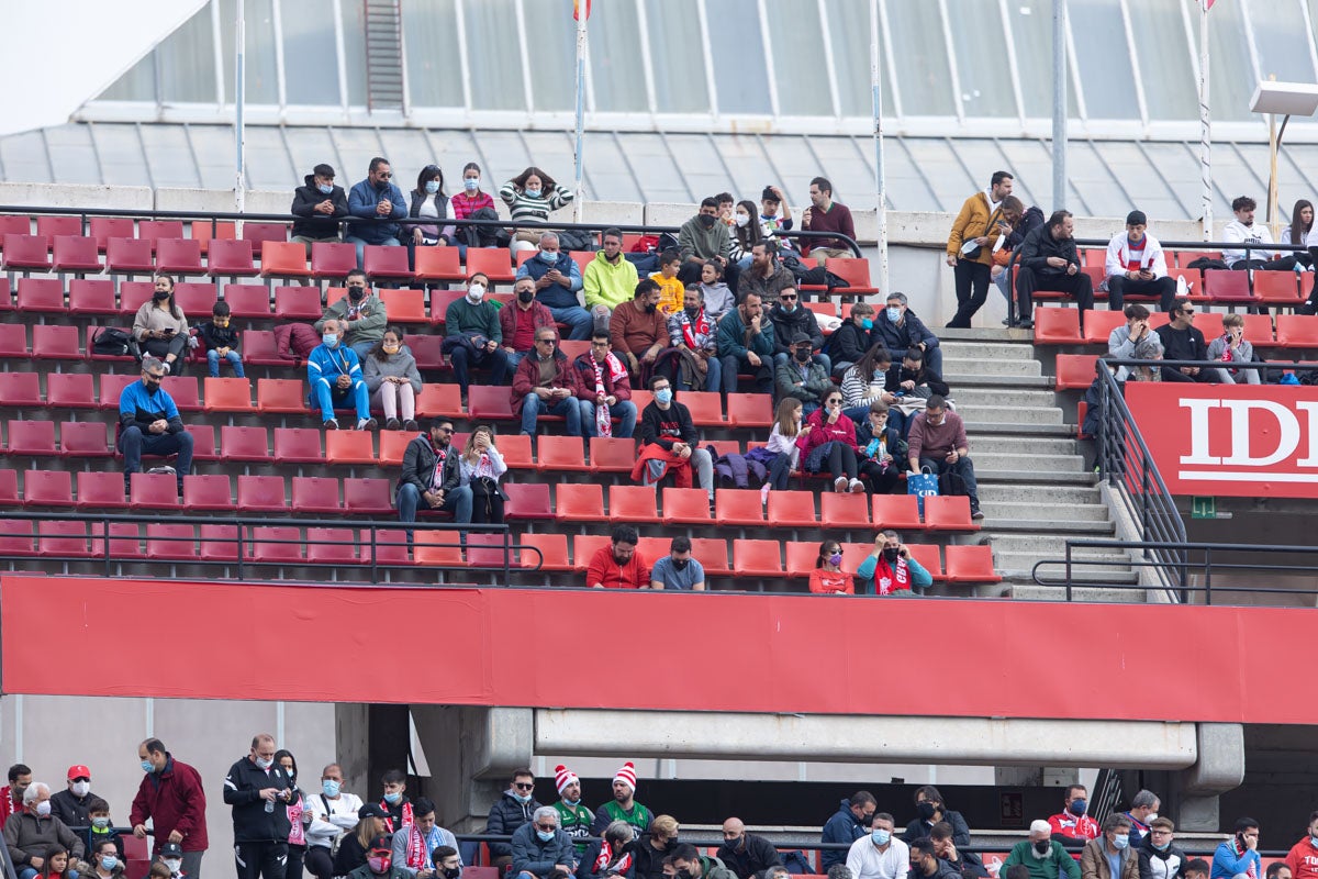 Fotos: Encuéntrate en la grada de Los Cármenes en el Granada-Villarreal