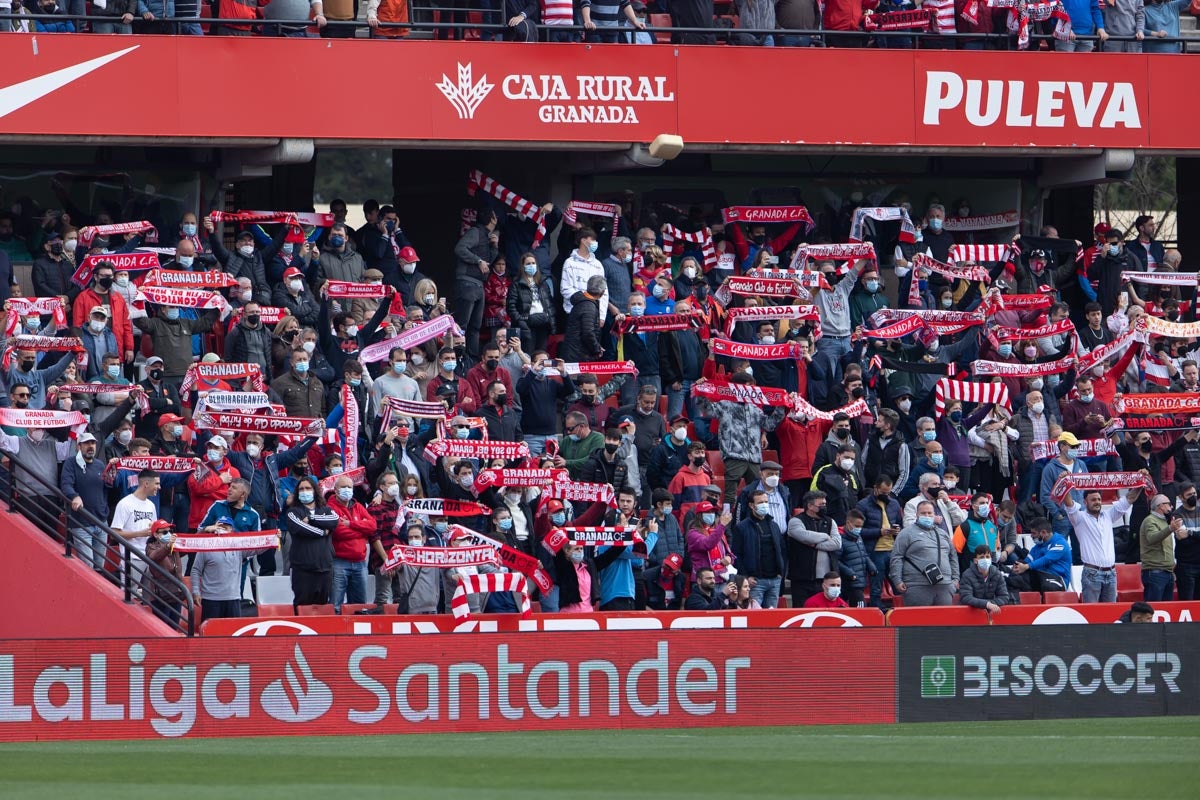 Fotos: Encuéntrate en la grada de Los Cármenes en el Granada-Villarreal