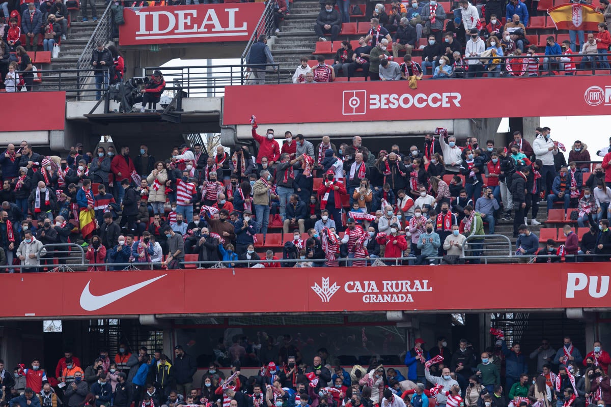 Fotos: Encuéntrate en la grada de Los Cármenes en el Granada-Villarreal