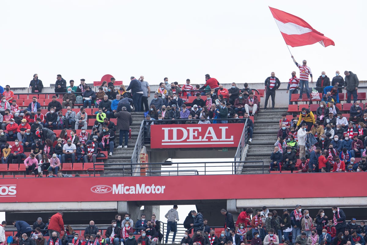 Fotos: Encuéntrate en la grada de Los Cármenes en el Granada-Villarreal