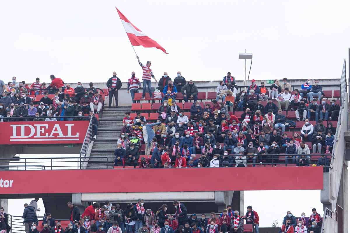 Fotos: Encuéntrate en la grada de Los Cármenes en el Granada-Villarreal