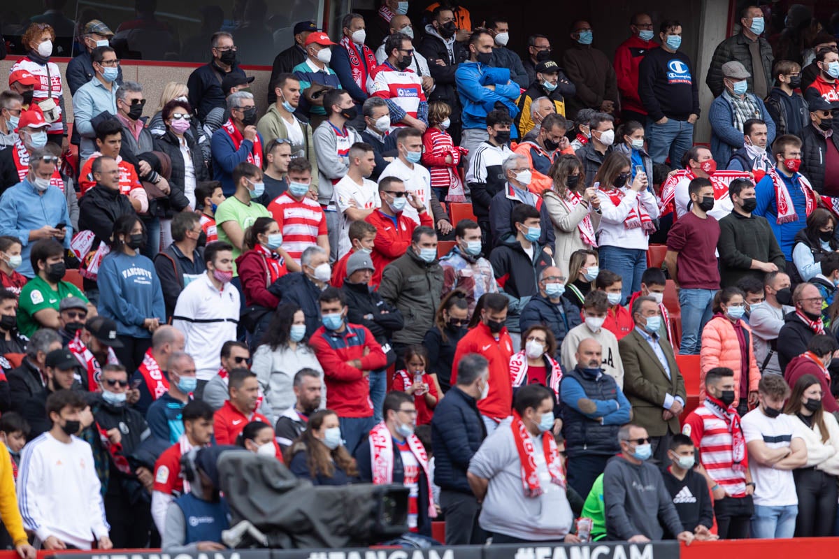Fotos: Encuéntrate en la grada de Los Cármenes en el Granada-Villarreal