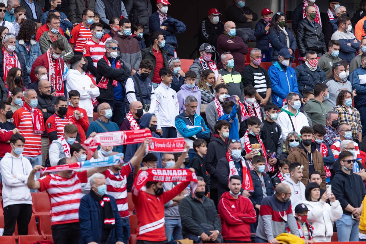 Fotos: Encuéntrate en la grada de Los Cármenes en el Granada-Villarreal