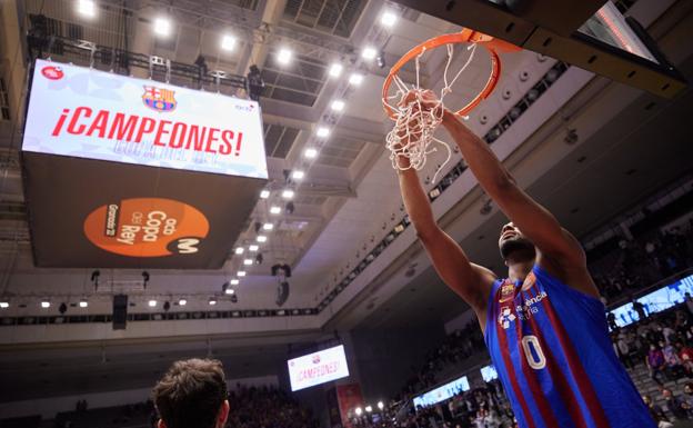 Imagen. La final de Copa entre Madrid y Barcelona vista a pie de campo. 