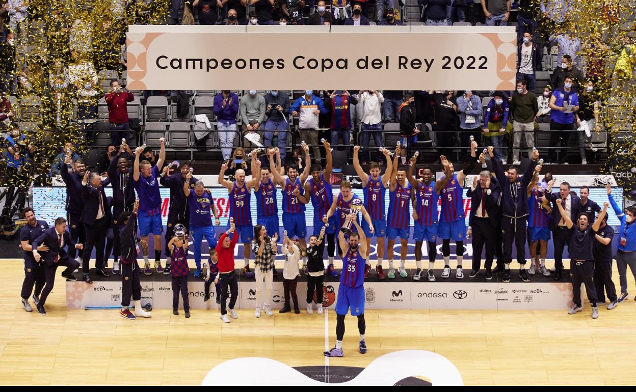 Celebración del Barcelona tras conquistar la Copa del Rey en Granada. 